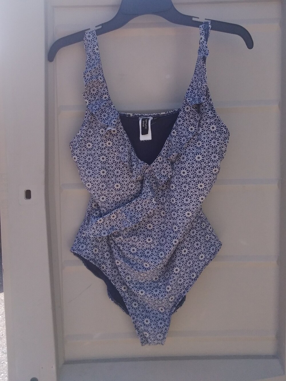 Nip Tuck Swim Suit One Piece Ruffle Multi Cup Size Fit Navy Print Vacation Resor